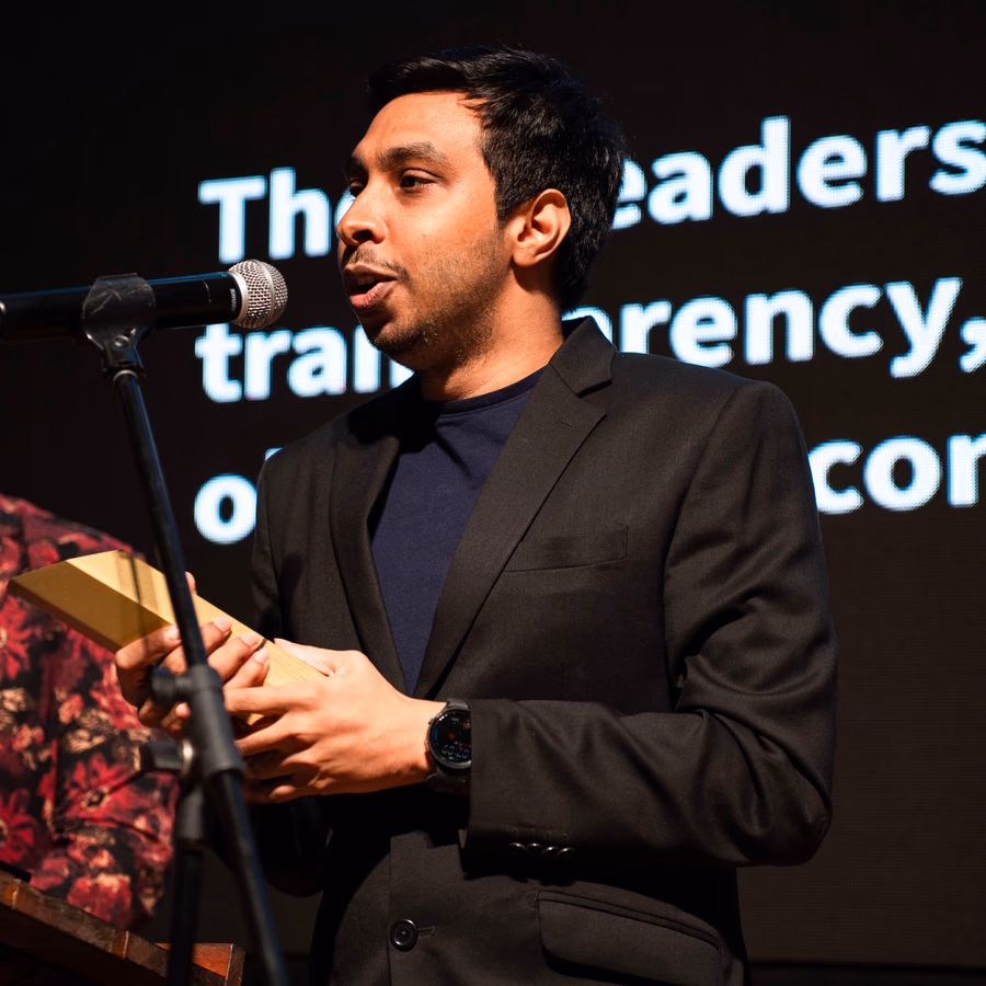 Damith De Silva accepting the Mindvalley Leadership Award